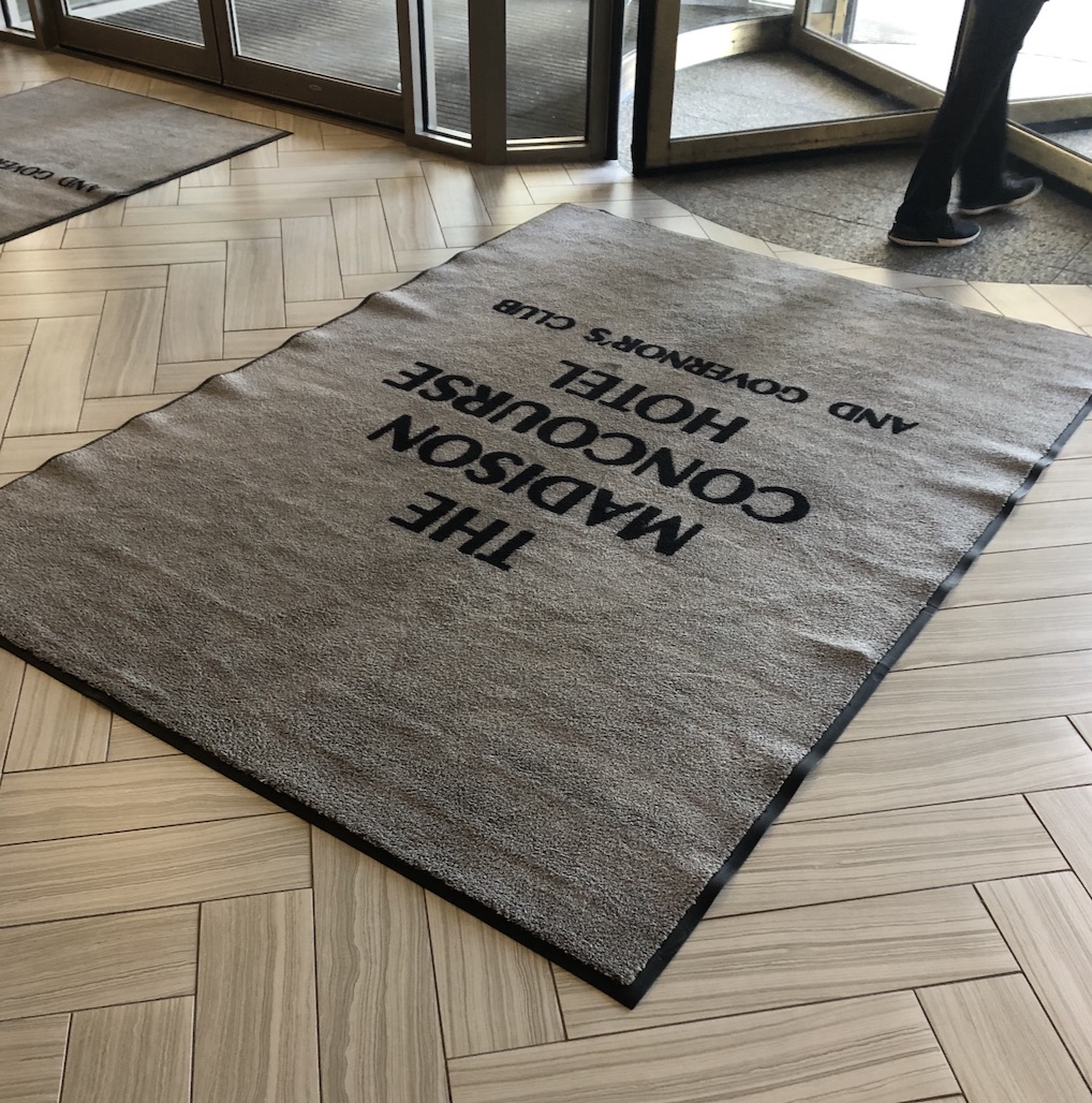 High-value logo mat with rippled edges